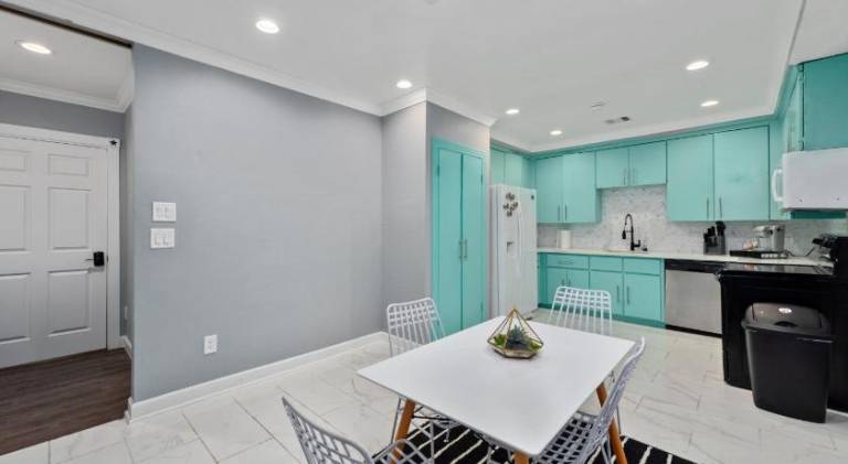 Spacious 2BR Apt with King Beds & Fully Equipped Kitchen — photo 4