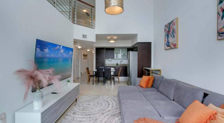 Vacation home with pool | Next to Bayfront Park | Suitable for remote work in Miami, FL