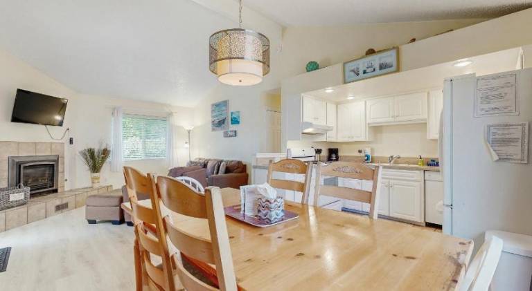 Vacation home | Beach nearby | Perfect for remote work | Pet-friendly — photo 3