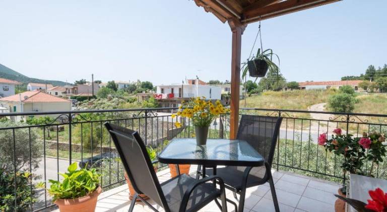Rental apartment with yard, patio & grill — photo 3