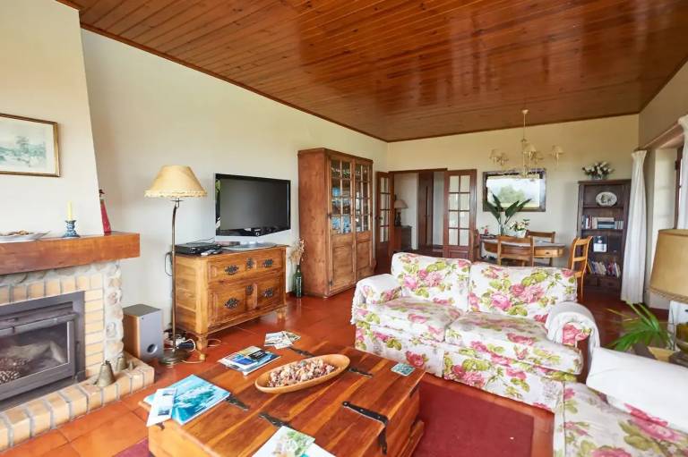 Family-friendly vacation home with grill, patio & fast internet | Beach view | Pet-friendly — photo 4