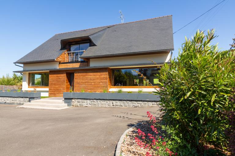 House with grill, yard & patio | Garden view — photo 2