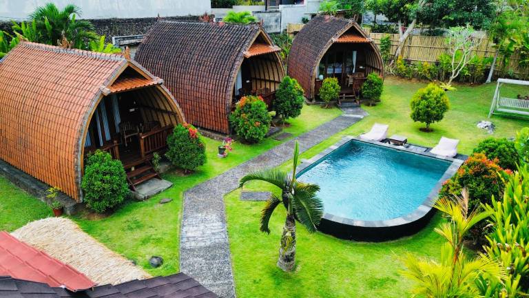 Bungalow with garden, pool & patio — photo 4