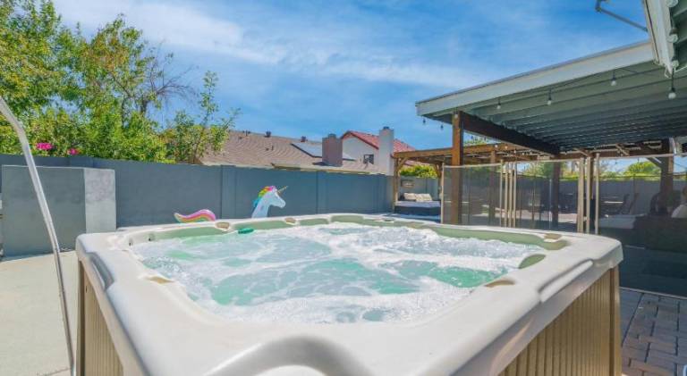 New king Beds Pool Hot Tub Outdoor Fireplace — photo 5