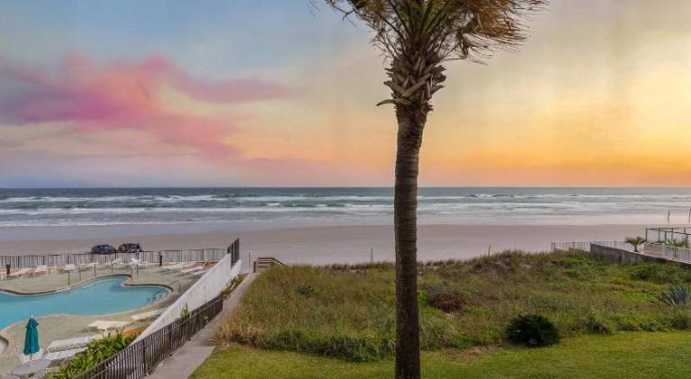 Vacation home | Suitable for remote work in Daytona Beach Shores, FL