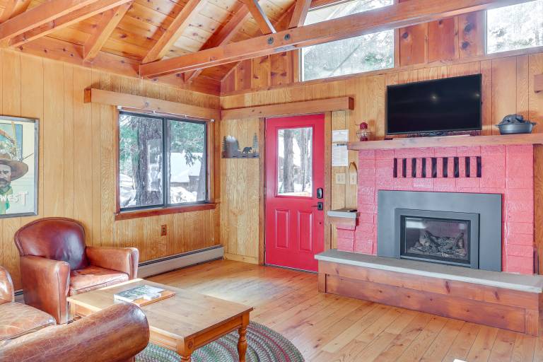 < 2 Blocks to Lake Tahoe: Family Home Near Skiing — photo 5