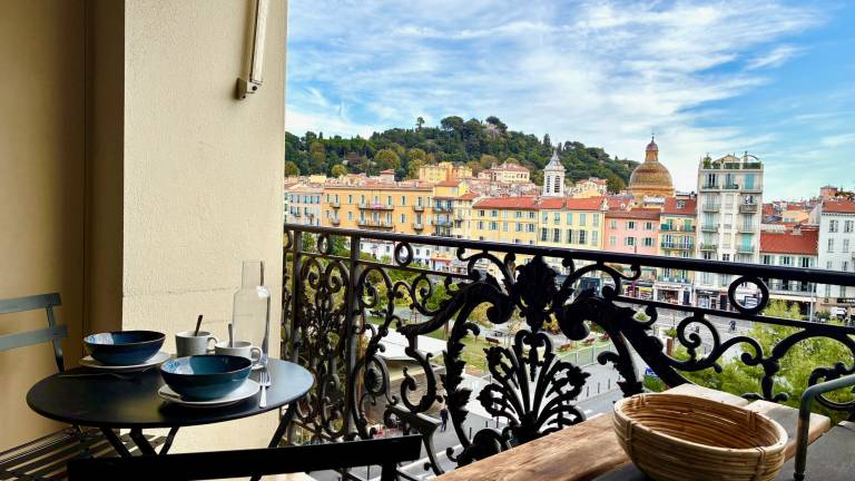 Fully equipped charming rental apartment with patio & garden | Close to Castle Hill | Next to the beach | Dogs allowed in Thiers