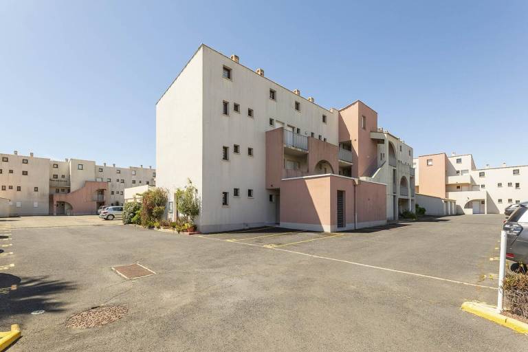 Rental apartment with pool, terrace & garden — photo 2