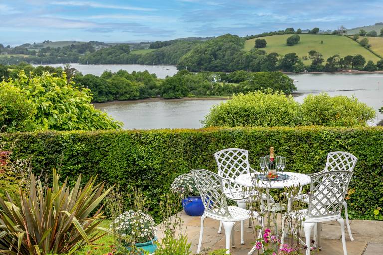 Family-friendly wonderful cottage with yard | Water view | Pet-friendly in Paignton