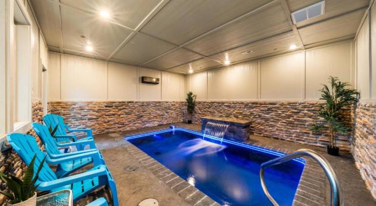 House with hot tub, BBQ & private pool in Pigeon Forge, TN