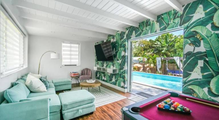 Villa with pool in Miami, FL