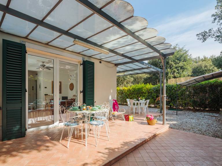 Holiday apartment with yard, patio & BBQ — photo 2