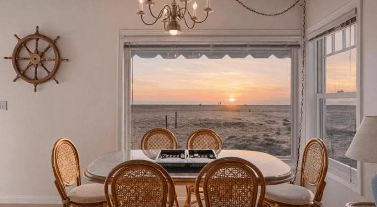Oceanfront Atelier by AvantStay Beachfront Balboa Peninsula Escape — photo 3