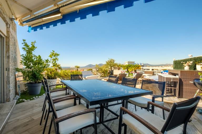 Family-friendly ample apartment with grill, fast internet & yard | Beach view | Suitable for remote work | Pets are welcome in Cannes