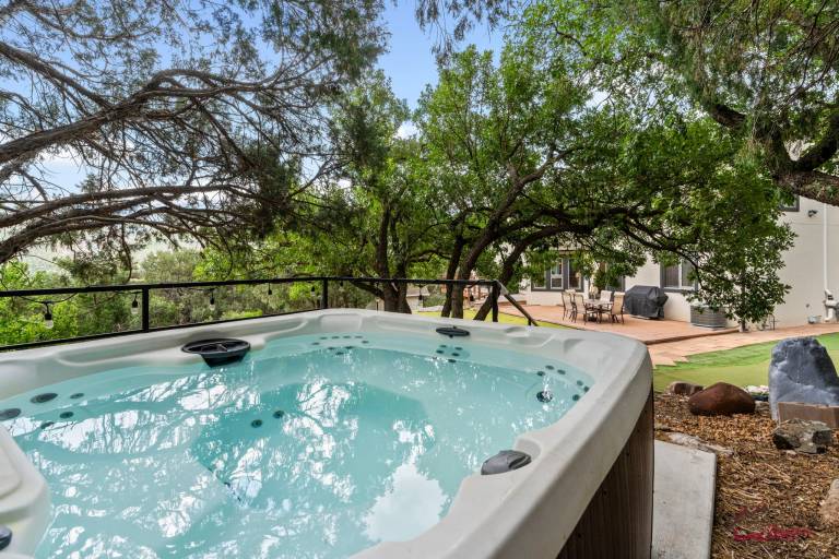 A/C, Hot Tub, Ping-Pong & Air Hockey, Pet Friendly — photo 3