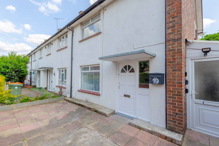 Modern Convenience 2 Bed Nearby London Airport