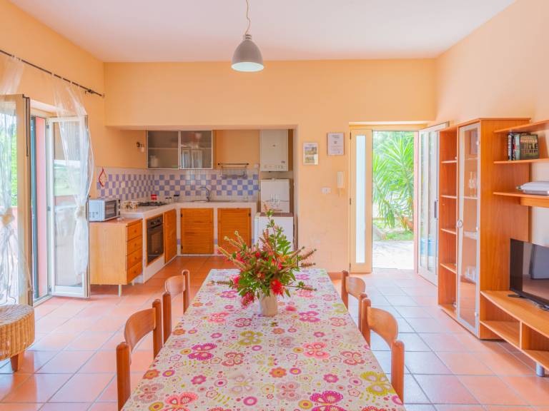 Rental apartment with BBQ, patio & pool | Pets are welcome — photo 5