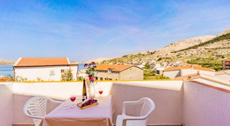 Neda beautiful view of the countryside and the sea with parking air conditioning WiFi in Novalja
