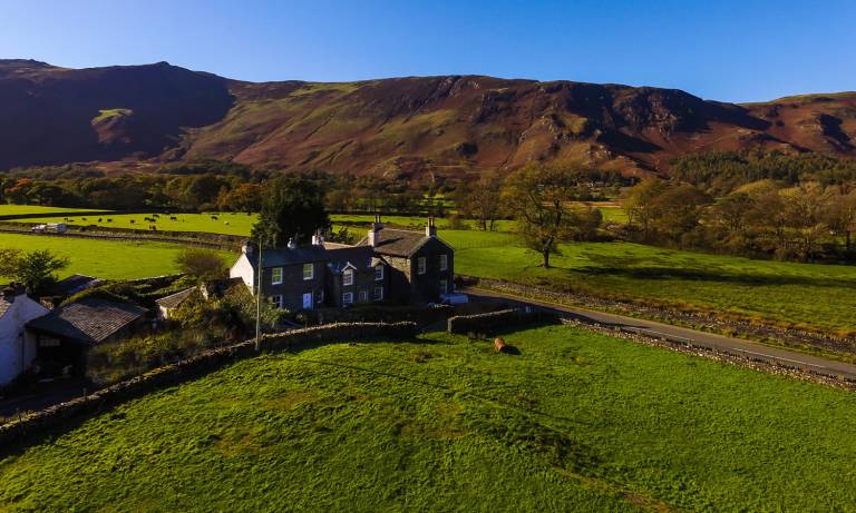 Check Out Breathtaking Mountains with Vacation Homes in Borrowdale - HomeToGo