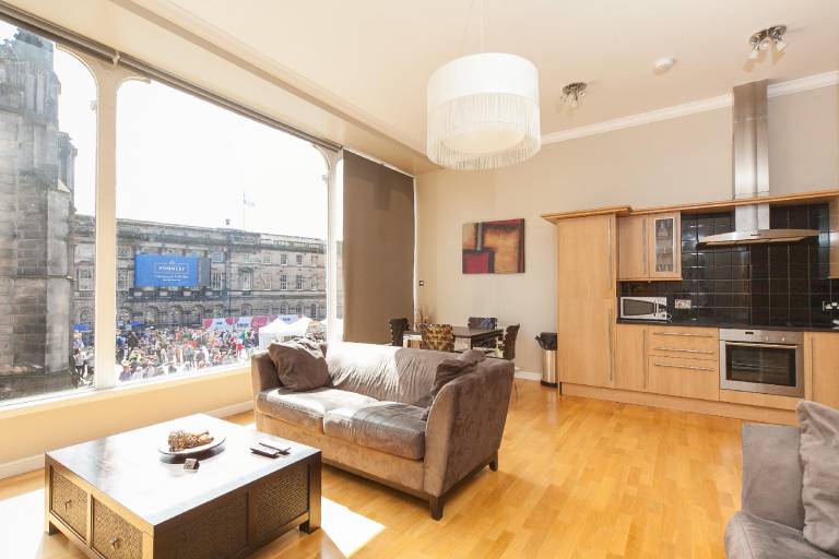 Serviced apartment with garden | Near Edinburgh Castle | Pets allowed — photo 2