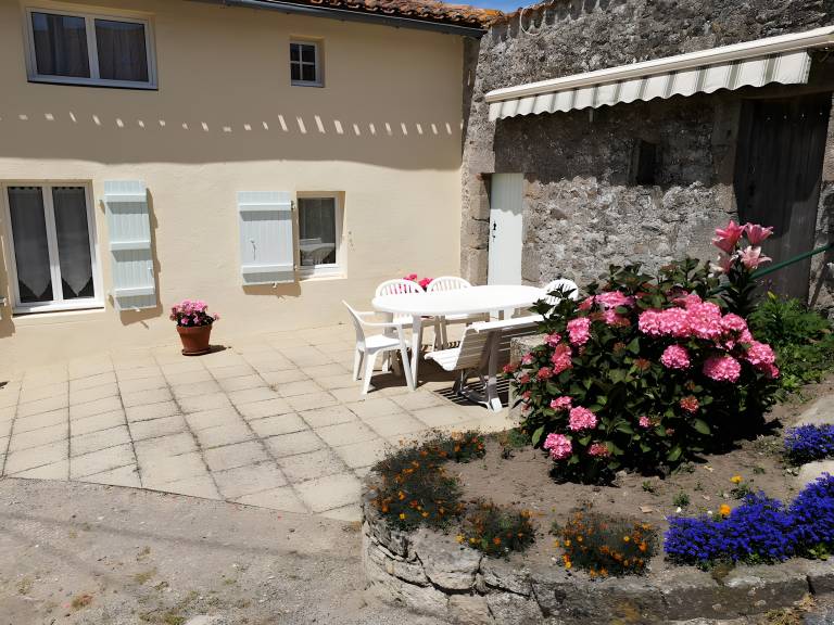 Vacation home with yard, BBQ & terrace | Garden view — photo 3