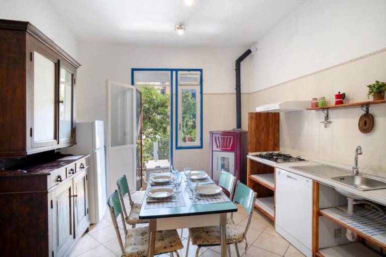 Apartment with yard & patio in Imperia