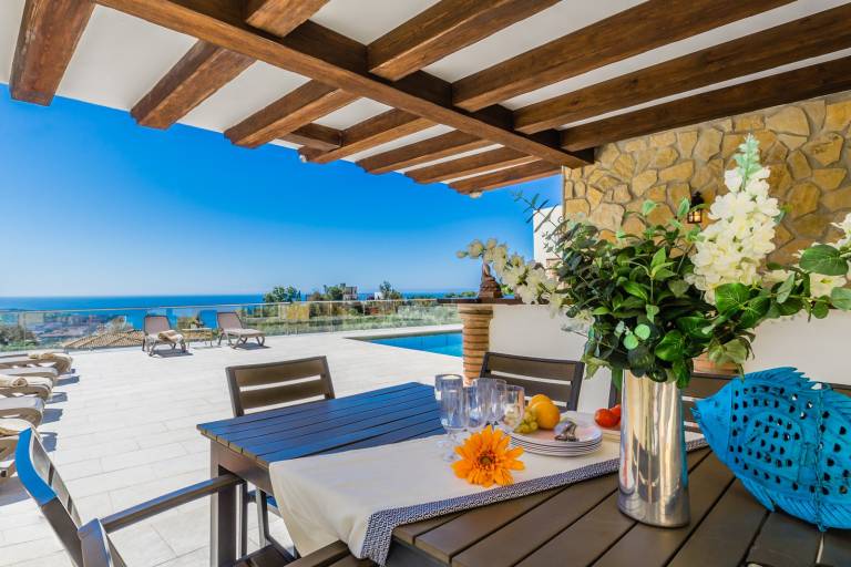 Villa with hot tub, terrace & pool | City view — photo 2