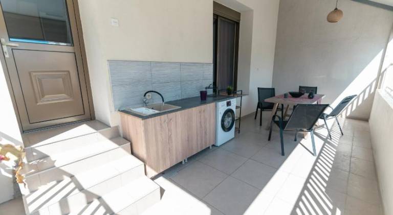 Apartment with terrace & garden — photo 4