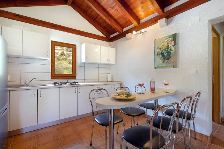 Charming vacation home with yard, barbeque & private pool | Garden view | Pets allowed — photo 3