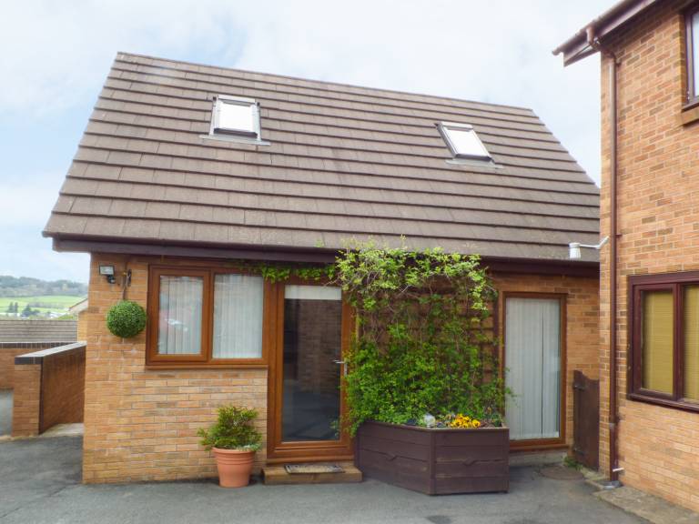 Family-friendly lovely cottage with yard & jacuzzi | Pets allowed — photo 3