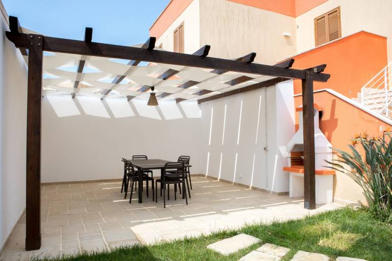Vacation home with patio, barbecue & garden — photo 3