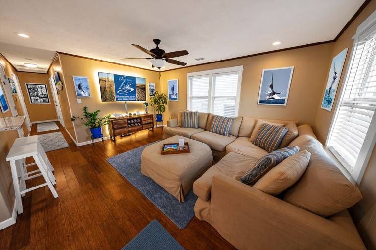 Billfish Bungalow 1950 ft to the beach Dog Friendly and Hot Tub — photo 5