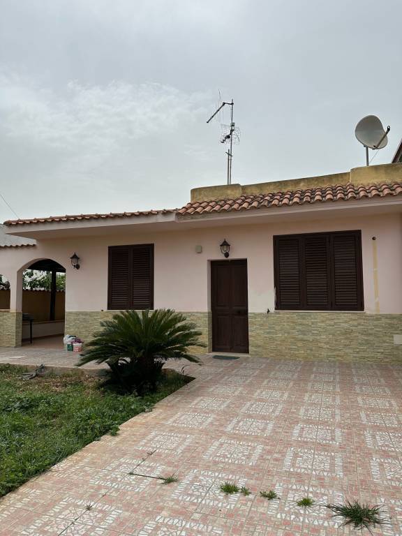 Villa with garden | Garden view — photo 2