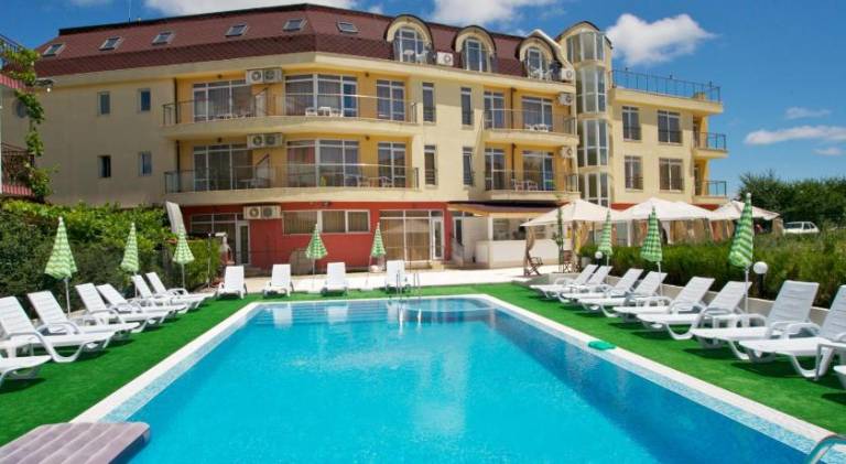 Serviced apartment with pool, garden & patio | Beach nearby | Pets allowed — photo 2