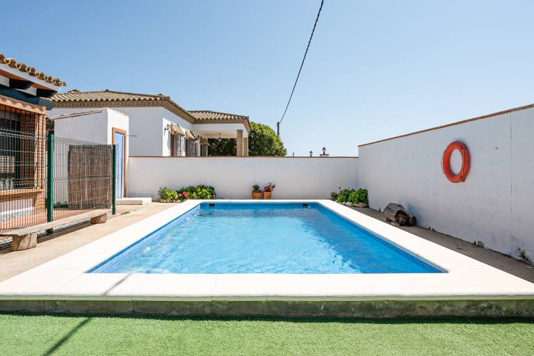 Family-friendly beautiful vacation home with terrace, barbecue & private pool | Garden view | Pets allowed — photo 3