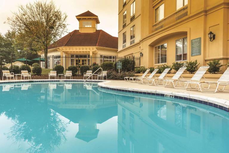 La Quinta Inn & Suites by Wyndham Atlanta Ballpark/Galleria — photo 2