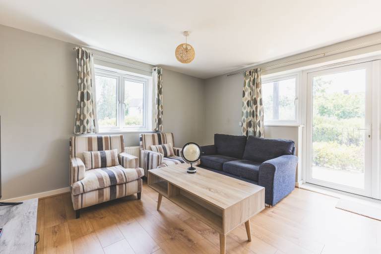 Modern 2BDR Home Near Elizabeth Line and Heathrow
