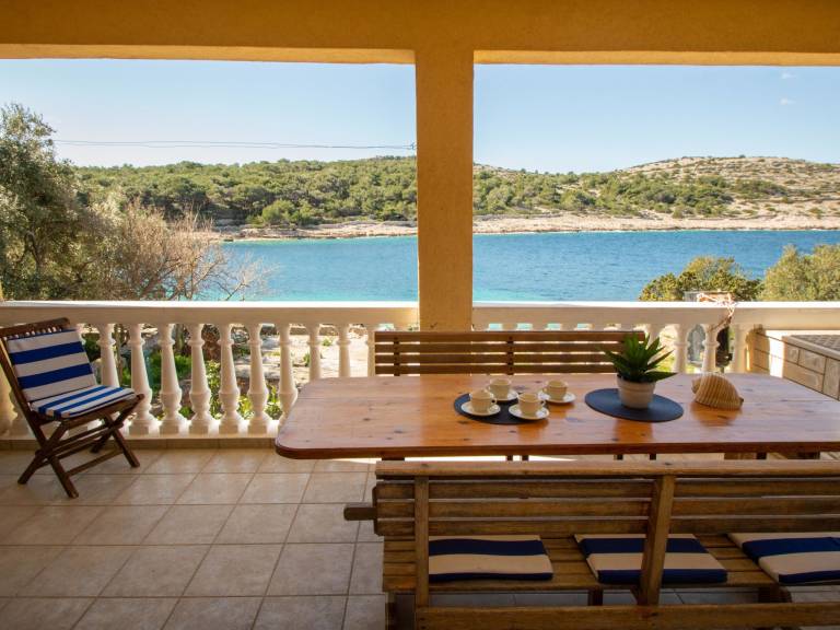 Vacation home with BBQ, terrace & yard | Sea view | Pet-friendly — photo 2