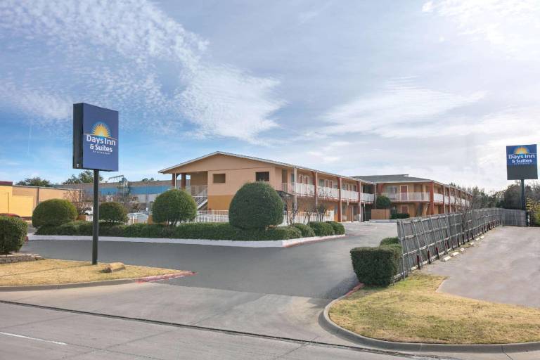 Days Inn & Suites by Wyndham Arlington Near Six Flags — photo 5