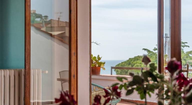 Fully equipped charming house with garden, terrace & grill | Next to the beach | Perfect for remote work | Pet-friendly — photo 3