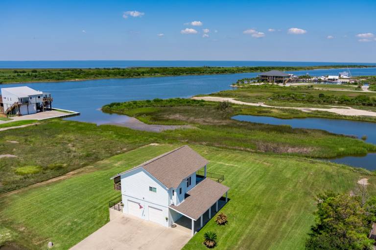 House with barbeque & yard | Sea view in Bolivar, TX