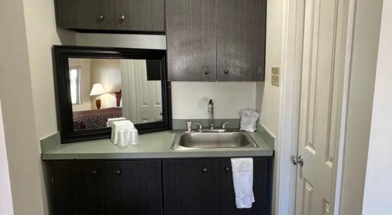 Desert Sands Inn & Suites — photo 5