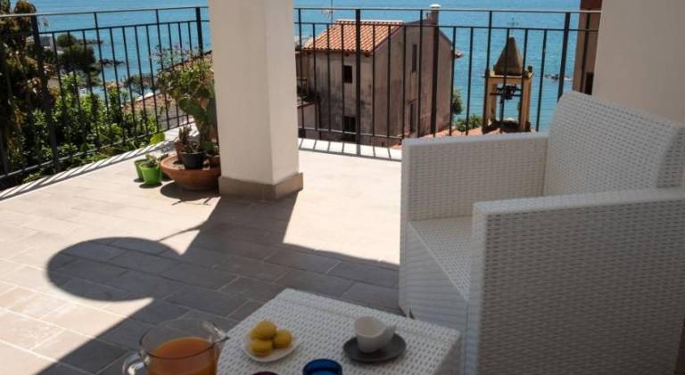 Apartment with terrace — photo 2
