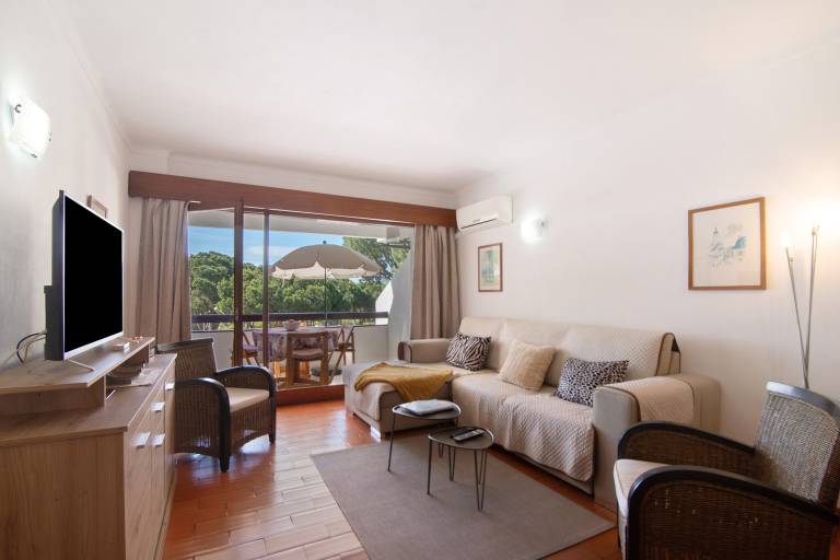 Charming rental apartment with terrace, yard & private pool | Garden view | Dogs allowed — photo 4