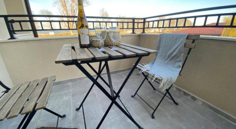 Serviced apartment with patio — photo 4
