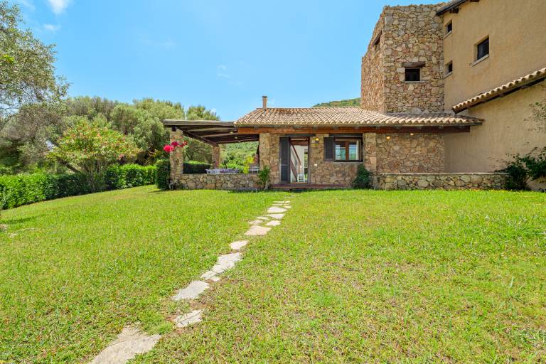 Holiday apartment with BBQ, garden & pool | Garden view — photo 2