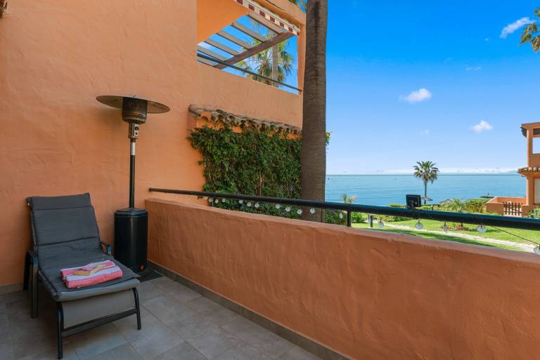 Vacation home with terrace, garden & fast internet | Beach view — photo 4
