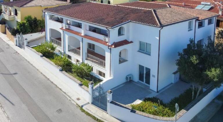 Vacation home with terrace in Teo