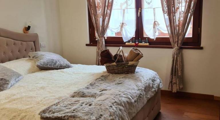 Fully equipped wonderful holiday apartment with yard, hot tub & private pool | Perfect for remote work | Pet-friendly in Ayas
