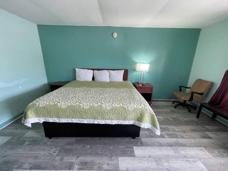 LAMPLIGHTER INN in Childersburg, AL